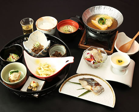 The colorful 'Hanakago Gozen (Flower Basket Set)' for breakfast. 